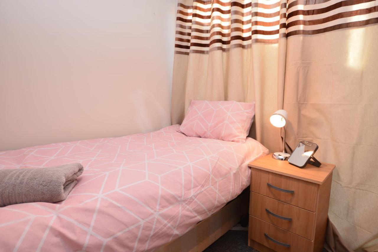 London Luxury 5 Bedroom House 2 Min Walk To The Tube Station Dagenham Luaran gambar