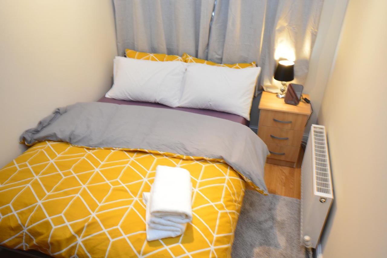 London Luxury 5 Bedroom House 2 Min Walk To The Tube Station Dagenham Luaran gambar