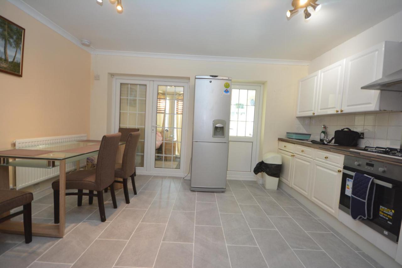 London Luxury 5 Bedroom House 2 Min Walk To The Tube Station Dagenham Luaran gambar