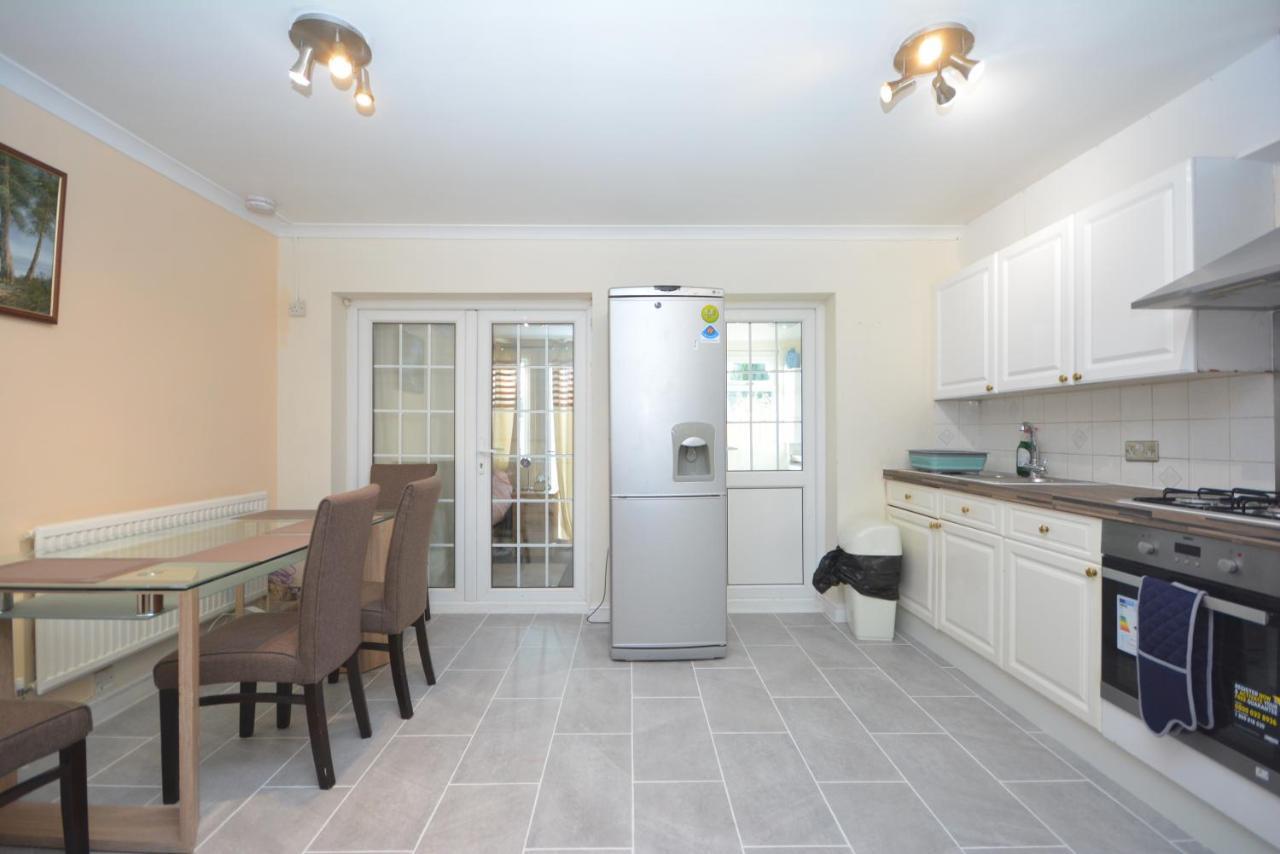 London Luxury 5 Bedroom House 2 Min Walk To The Tube Station Dagenham Luaran gambar