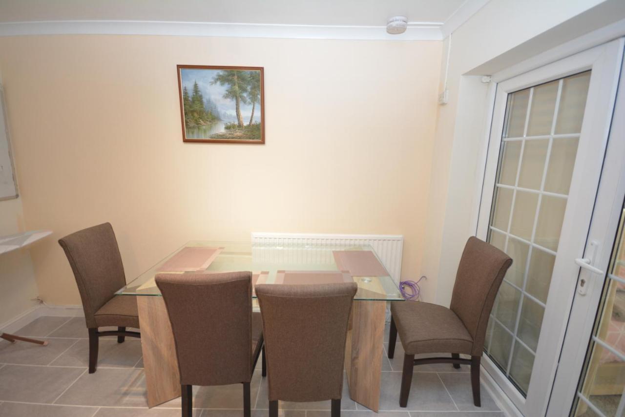 London Luxury 5 Bedroom House 2 Min Walk To The Tube Station Dagenham Luaran gambar