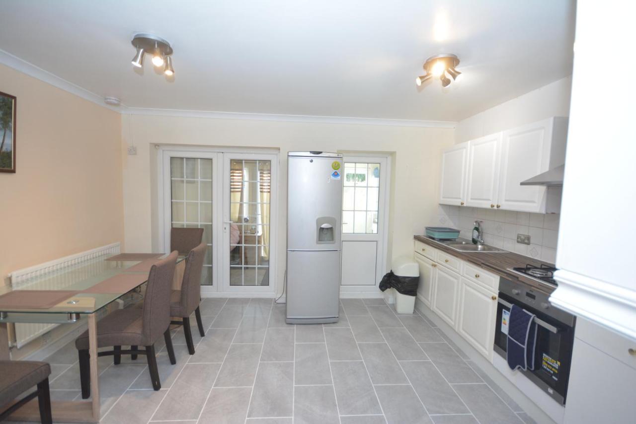 London Luxury 5 Bedroom House 2 Min Walk To The Tube Station Dagenham Luaran gambar