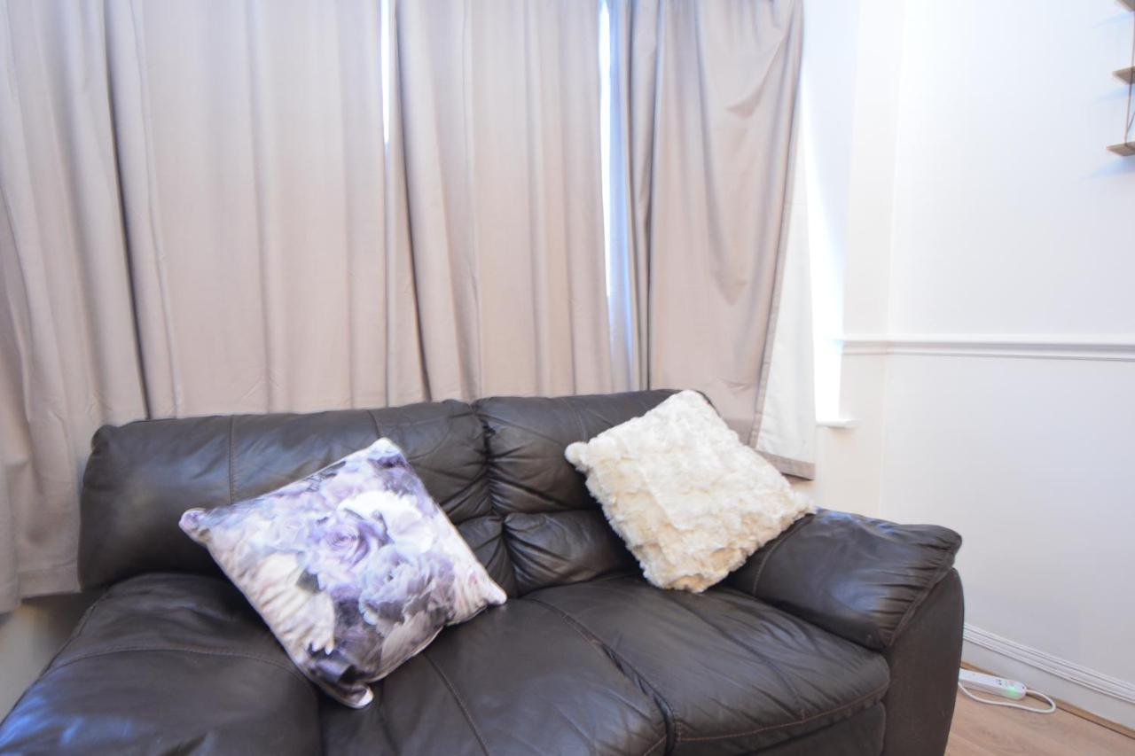 London Luxury 5 Bedroom House 2 Min Walk To The Tube Station Dagenham Luaran gambar