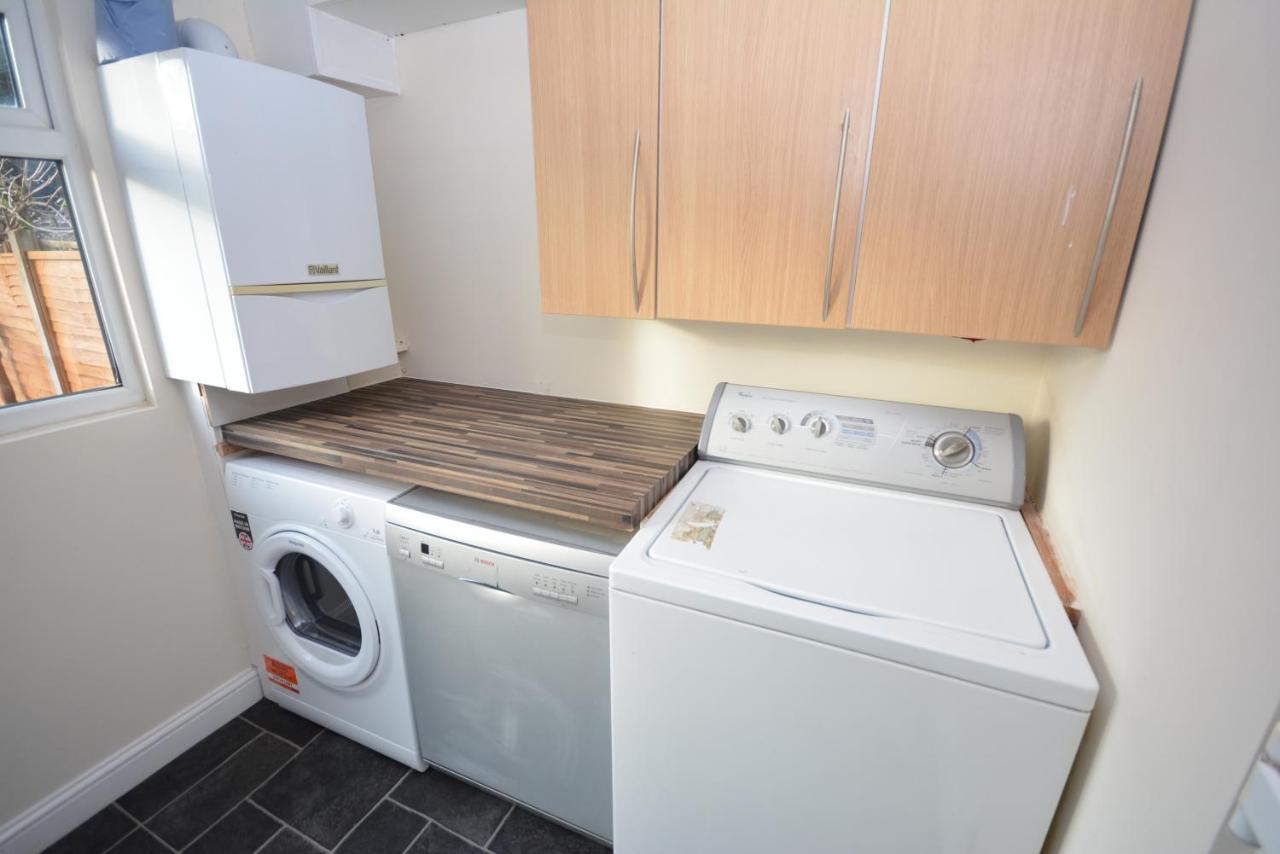 London Luxury 5 Bedroom House 2 Min Walk To The Tube Station Dagenham Luaran gambar